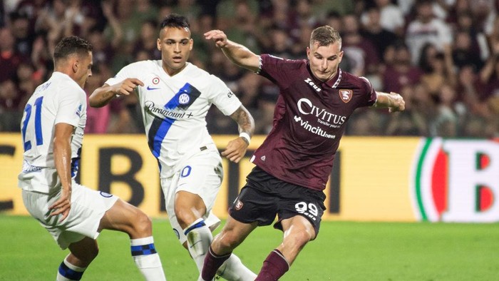 SALERNO, ITALY - SEPTEMBER 30: Lautaro Martínez of FC Internazionale and Mateusz Legowski of US Salernitana compete for the ball during the Serie A TIM match between US Salernitana and FC Internazionale at Stadio Arechi on September 30, 2023 in Salerno, Italy. (Photo by Ivan Romano/Getty Images)