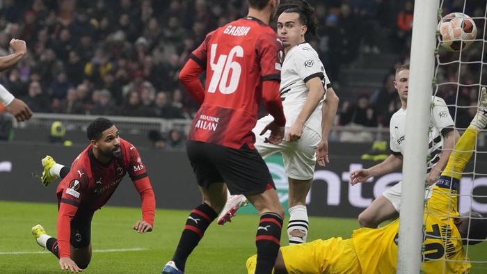 AC Milans Ruben Loftus-Cheek scores his sides second goal during the Europa League play-off first leg soccer match between AC Milan and Rennes at the San Siro Stadium, in Milan, Italy, Thursday, Feb. 15, 2024. (AP Photo/Antonio Calanni)