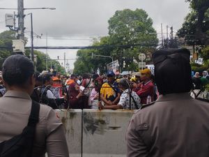 Ada Demo di Depan KPU, Jl Imam Bonjol Ditutup