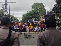 Ada Demo di Depan KPU, Jl Imam Bonjol Ditutup