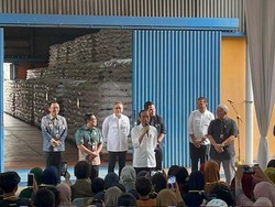 Jokowi Tinjau Gudang Bulog-Bagi Bantuan Beras ke Warga Cibitung Bekasi