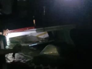 Penampakan Kapal Pembawa Logistik Pemilu Terbalik di Mentawai Penampakan Kapal Pembawa Logistik Pemilu Terbalik di Mentawai