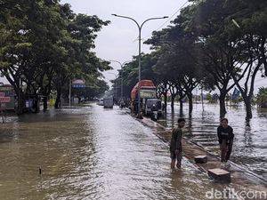 Jalan Pantura Cangkring Demak Masih Terendam Banjir, Ketinggian 50 Cm
