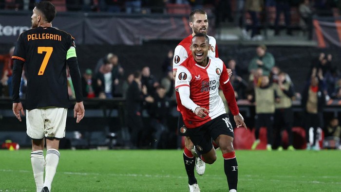 Soccer Football - Europa League - Play-Off - First Leg - Feyenoord v AS Roma - Feyenoord Stadium, Rotterdam, Netherlands - February 15, 2024 Feyenoords Igor Paixao celebrates scoring their first goal REUTERS/Yves Herman