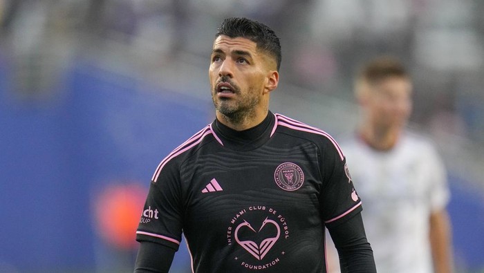 Inter Miami forward Luis Suarez looks on between plays against FC Dallas during the first half of a preseason friendly MLS soccer match Monday, Jan. 22, 2024, at the Cotton Bowl in Dallas. (AP Photo/Julio Cortez)