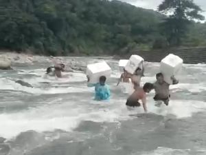 Aksi Polisi Terjang Sungai Arus Deras Bawa Logistik Pemilu di Maros