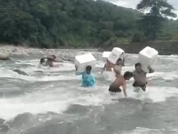 Viral 3 Polisi di Maros Terobos Sungai Arus Deras Bawa Logistik Pemilu 2024