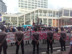 Massa Demo di Depan Bawaslu, Jalan MH Thamrin Arah Monas Macet
