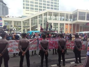 Massa Demo di Depan Bawaslu, Jalan MH Thamrin Arah Monas Macet Massa Demo di Depan Bawaslu, Jalan MH Thamrin Arah Monas Macet