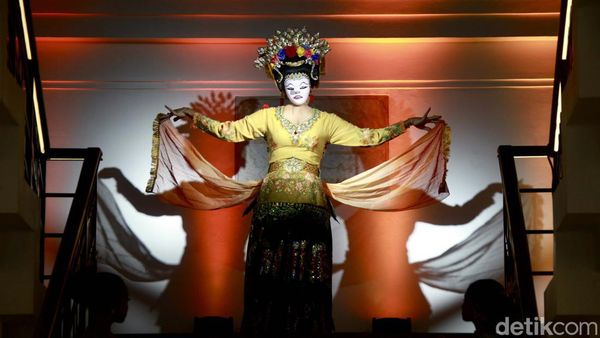 Melihat Aksi Maestro Tari Indonesia Didik Nini Thowok