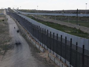 Melihat Tembok yang Mengurung Warga Gaza