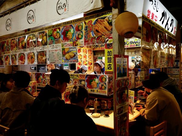 Menikmati Olahan Laut di Lorong-lorong Sempit Tsukiji Market Tokyo