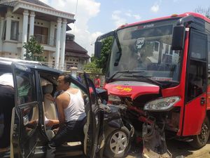 Avanza Tabrak Bus Trans Jateng di Halte Pasar Barong Sragen, 1 Orang Tewas