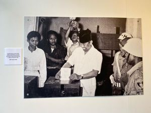 Senyum Sukarno Masukkan Surat Suara dan Hatta Baca Koran saat Antre Nyoblos