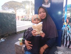 Semangat Nurin Bantu Ibu Jualan Kembang Goyang di Sukabumi