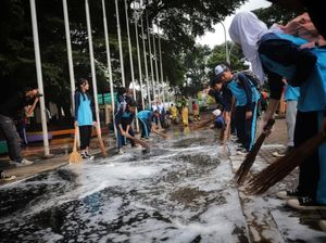 Seru! Pelajar Ramai-ramai Bikin Bersih Alun-alun Ujungberung
