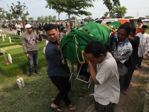 Pemakaman Ketua KPPS di Surabaya yang Meninggal Usai Bertugas Pemakaman Ketua KPPS di Surabaya yang Meninggal Usai Bertugas