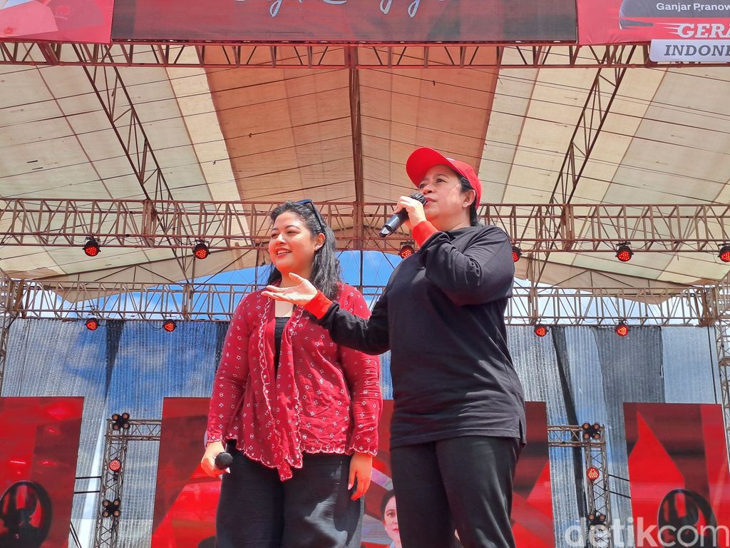 Pinka Haprani Caleg DPR RI Pinka Haprani dan ibunya Puan Maharani saat di Wonogiri