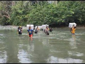 Polisi di Banggai Jalan Kaki Lewati Gunung-9 Sungai Kawal Logistik Pemilu