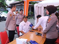 Polisi Bagi-bagi Vitamin hingga Cek Kesehatan Petugas PPK di Mampang