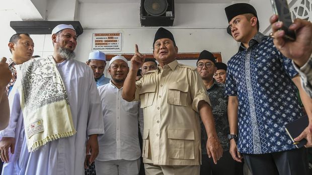 Calon presiden nomor urut 2 Prabowo Subianto (tengah) berbincang dengan Pengurus Majelis Taklim Al-Habsyi Kwitang Jakarta, Habib Ali bin Abdurrahman Al-Habsyi (kiri) usai berziarah ke makam Habib Ali Kwitang di Masjid Al Riyadh, Kwitang, Jakarta Pusat, Jumat (16/2/2024). Prabowo Subianto berziarah ke makam Habib Ali Kwitang sekaligus untuk bersilaturahim dengan Pengurus Majelis Taklim Al-Habsyi Kwitang. ANTARA FOTO/Galih Pradipta