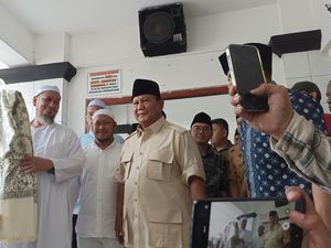 Prabowo Ziarah ke Makam Habib Ali Kwitang, Cium Kening Anak-anak dari Mobil Prabowo Ziarah ke Makam Habib Ali Kwitang, Cium Kening Anak-anak dari Mobil