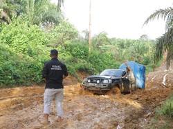Polisi Gandeng Komunitas Off Road di Inhu Evakuasi Mobil Pengangkut Kotak Suara