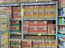 Heboh Beras Langka di Minimarket Belum Beres, Rak Diisi Mi Instan-Nasi Jagung