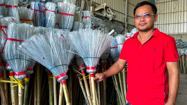 Raup Cuan, Warga Kamboja Ubah Sampah Plastik Jadi Sapu