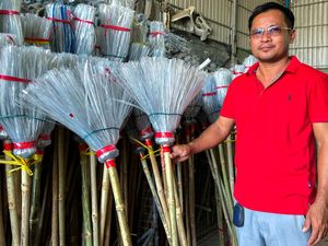 Raup Cuan, Warga Kamboja Ubah Sampah Plastik Jadi Sapu