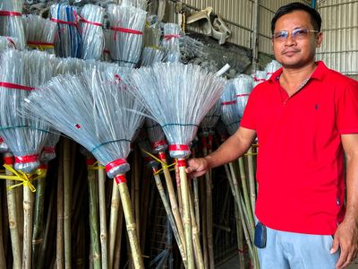 Raup Cuan, Warga Kamboja Ubah Sampah Plastik Jadi Sapu