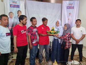 Relawan Gibran di Solo Bagi Nasi dan Potong Tumpeng Undang Pendukung 01-03 Relawan Gibran di Solo Bagi Nasi dan Potong Tumpeng Undang Pendukung 01-03