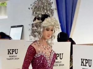 Viral Wanita Cinderella Berbusana Pengantin Nyoblos di TPS Lampung Viral Wanita Cinderella Berbusana Pengantin Nyoblos di TPS Lampung