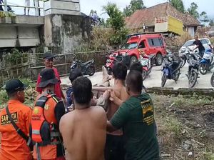 Satu ABG Kembar Tenggelam Saat Mancing Ditemukan Tewas Satu ABG Kembar Tenggelam Saat Mancing Ditemukan Tewas