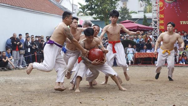Serunya Olahraga Tradisional Gulat Bola di Vietnam