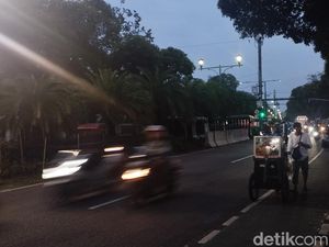 Massa Demo Membubarkan Diri dari KPU, Jalan Imam Bonjol Kembali Dibuka Massa Demo Membubarkan Diri dari KPU, Jalan Imam Bonjol Kembali Dibuka