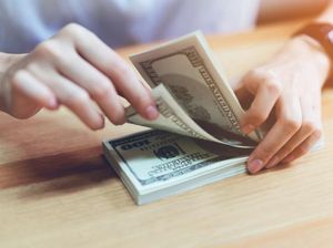 Temukan Uang Miliaran Rupiah, Para Pegawai Restoran Ini Dipuji Karena Jujur