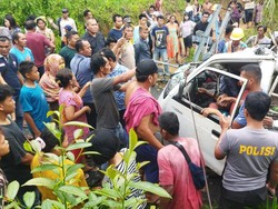 Tiang Listrik Timpa Mobil Pikap di Tapteng, Seorang Kakek Tewas
