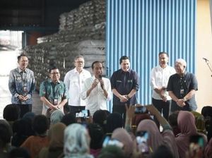 Zulhas Dampingi Jokowi Salurkan Bantuan Pangan di Cibitung