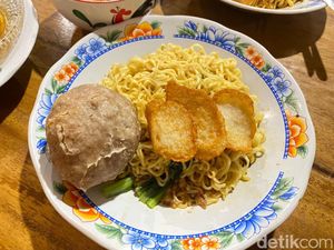 Ada Mie Instan dengan Bakso Mercon Pedas Meledak di Warkop Ini Ada Mie Instan dengan Bakso Mercon Pedas Meledak di Warkop Ini