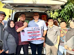 Andre Rosiade Serahkan Bantuan Ambulans untuk Warga Kayu Kalek Padang