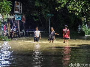 Potret Kawasan Surabaya Barat Dilanda Banjir Potret Kawasan Surabaya Barat Dilanda Banjir