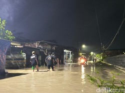 Banjir di Pakal Surabaya Masih Setinggi Lutut hingga Tengah Malam Ini