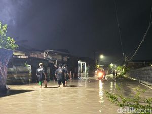 Banjir di Pakal Surabaya Masih Setinggi Lutut hingga Tengah Malam Ini Banjir di Pakal Surabaya Masih Setinggi Lutut hingga Tengah Malam Ini