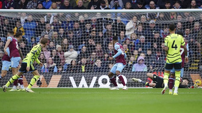 Arsenals Martin Odegaard, third left, scores his sides first goal of the game , during the English Premier League soccer match between Burnley and Arsenal, at Turf Moor, in Burnley, England, Saturday, Feb. 17, 2024. (Peter Byrne/PA via AP)