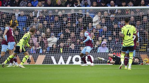 Arsenal's Martin Odegaard, third left, scores his side's first goal of the game , during the English Premier League soccer match between Burnley and Arsenal, at Turf Moor, in Burnley, England, Saturday, Feb. 17, 2024. (Peter Byrne/PA via AP)