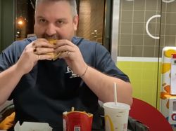 Nekat! Pria Ini Santap Burger McD yang Sudah Dikubur 1 Tahun