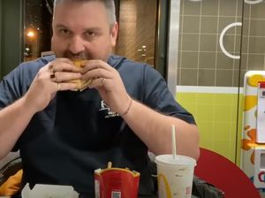 Nekat! Pria Ini Santap Burger McD yang Sudah Dikubur 1 Tahun Nekat! Pria Ini Santap Burger McD yang Sudah Dikubur 1 Tahun