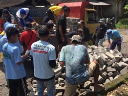 Kalah Coblosan Berujung Caleg Banyuwangi Tarik Bantuan Paving