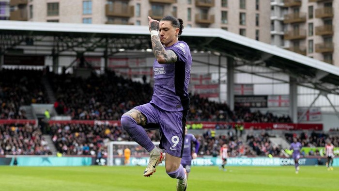 BRENTFORD, ENGLAND - FEBRUARY 17: Darwin Núñez of Liverpool celebrates after scoring their sides first goal during the Premier League match between Brentford FC and Liverpool FC at Gtech Community Stadium on February 17, 2024 in Brentford, England. (Photo by Gaspafotos/MB Media/Getty Images)